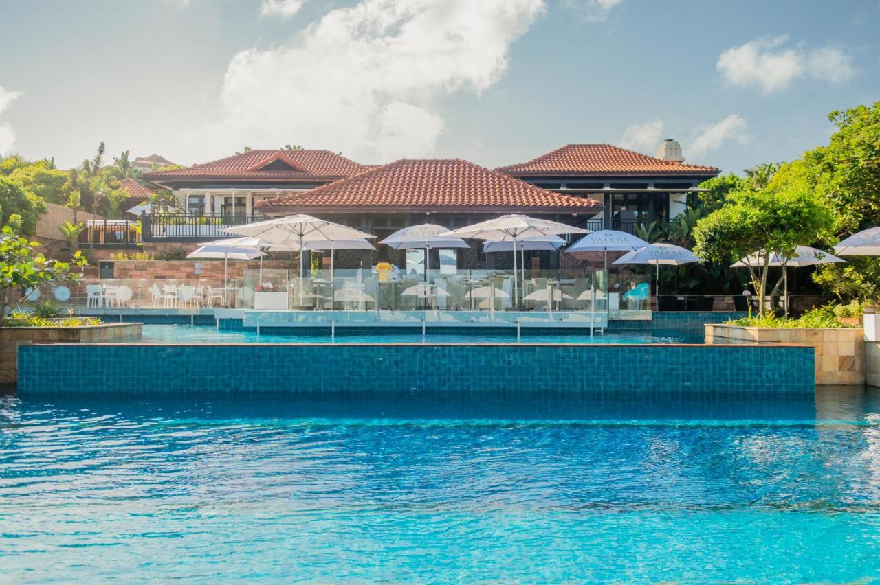 巴利托 The Capital Zimbali酒店 外观 照片 The swimming pool at the resort