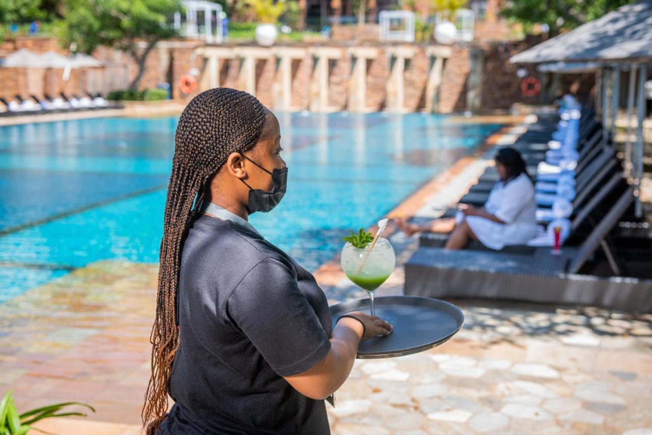 巴利托 The Capital Zimbali酒店 外观 照片 A waitress wearing a face mask at a hotel in Kigali, Rwanda