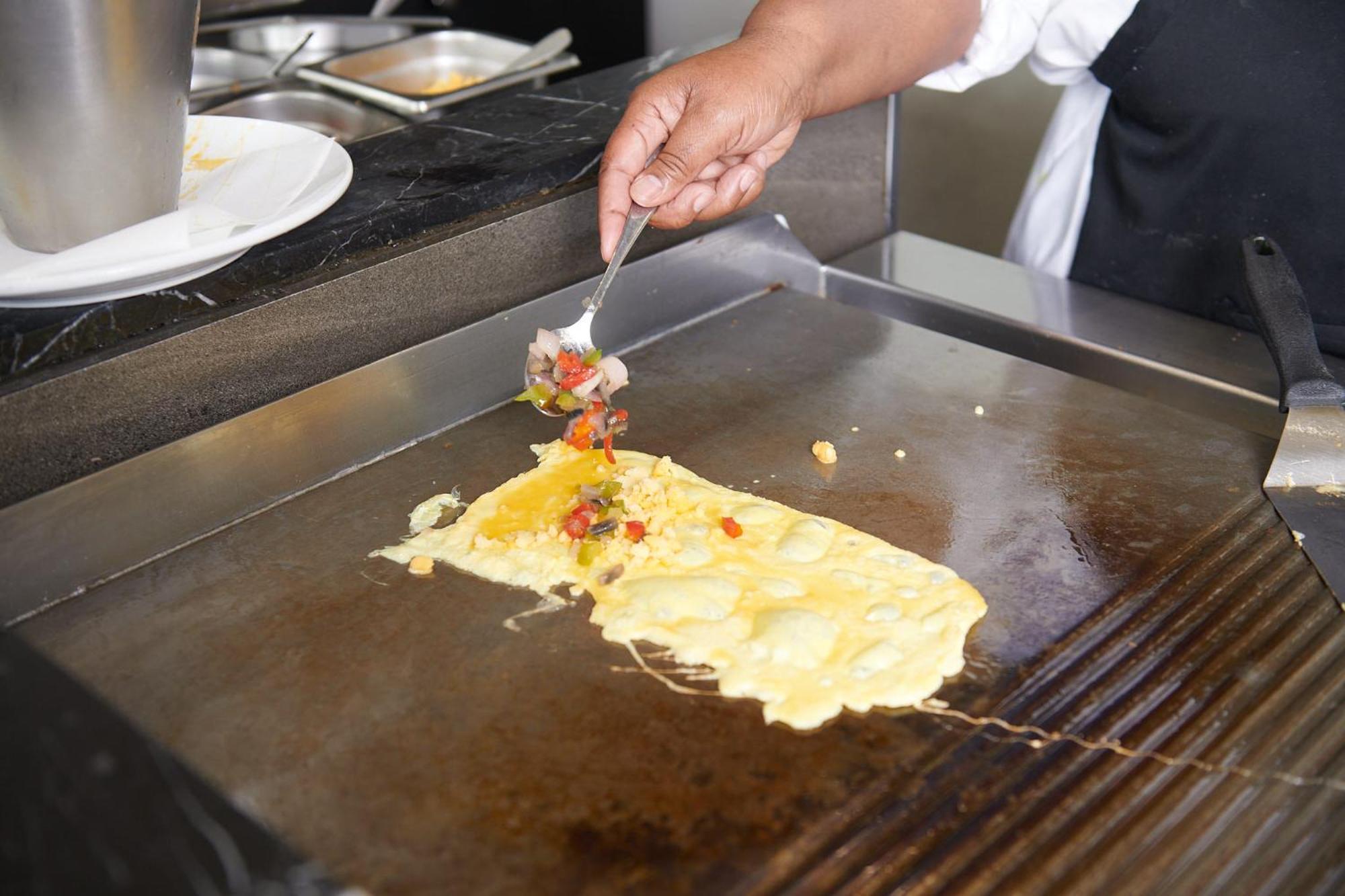 巴利托 The Capital Zimbali酒店 外观 照片 Preparation of an omelette
